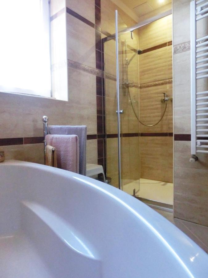 Pilis Apartman Piliscsaba Buitenkant foto